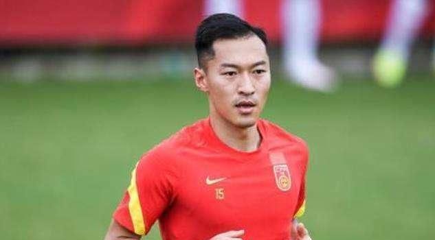 双方上赛季英超两回合较量，曼城先是客场0-1落败，随后主场4-1成功复仇。